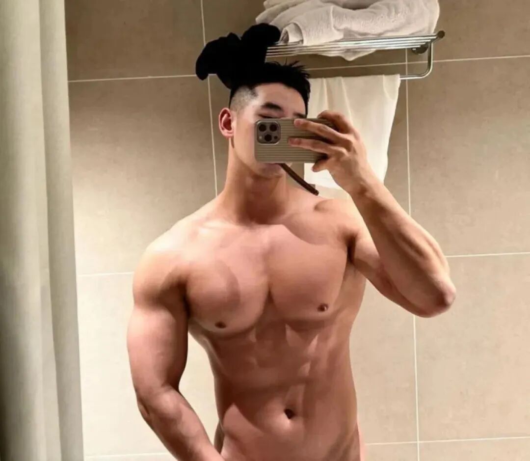 上海猛男博主炸场！南瓜肩+倒三角，霸气侧漏，网友：硬盘天菜！