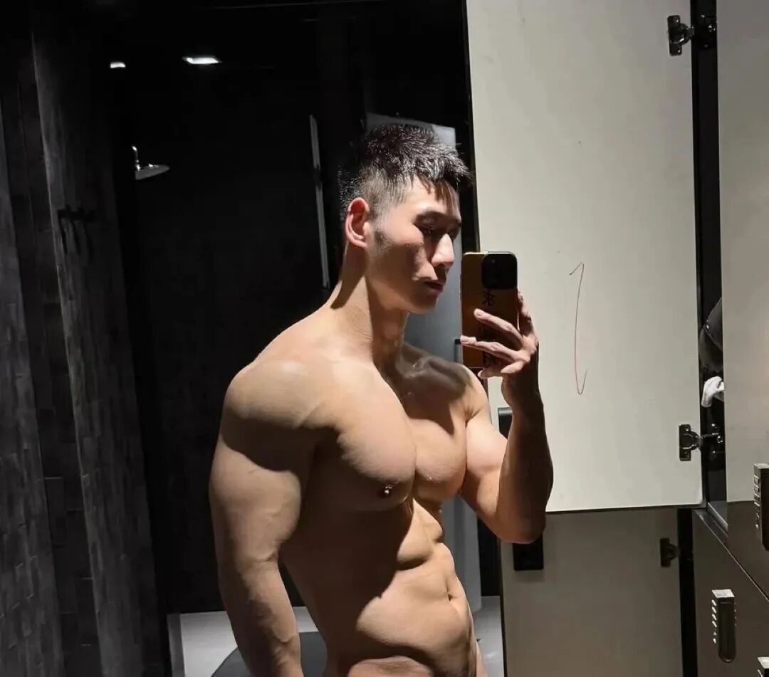 上海猛男博主炸场！南瓜肩+倒三角，霸气侧漏，网友：硬盘天菜！