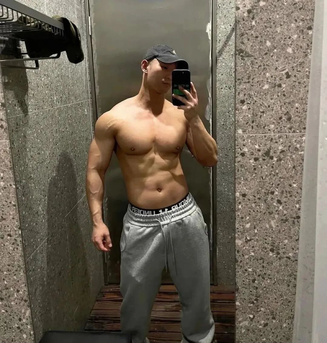 上海猛男博主炸场！南瓜肩+倒三角，霸气侧漏，网友：硬盘天菜！