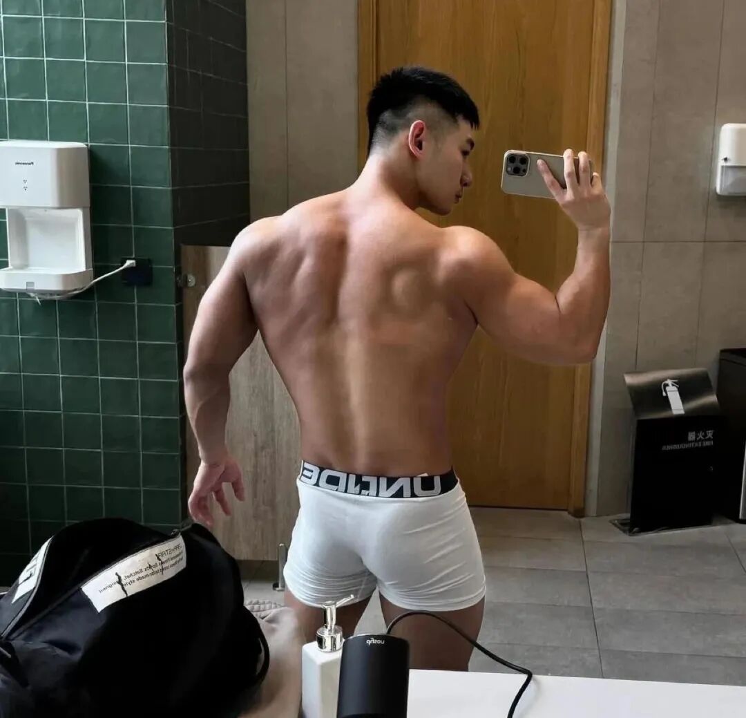 上海猛男博主炸场！南瓜肩+倒三角，霸气侧漏，网友：硬盘天菜！