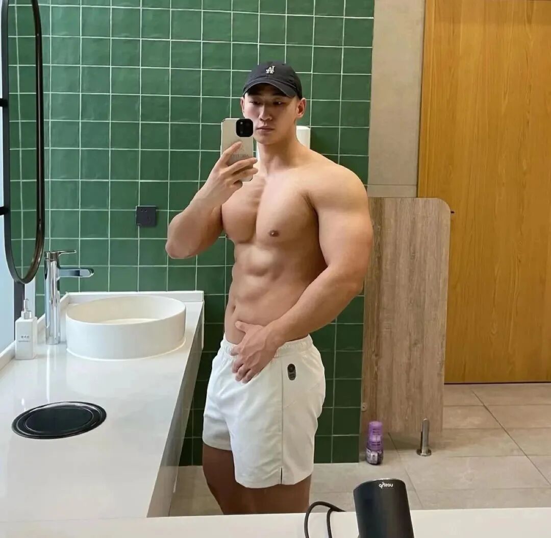 上海猛男博主炸场！南瓜肩+倒三角，霸气侧漏，网友：硬盘天菜！