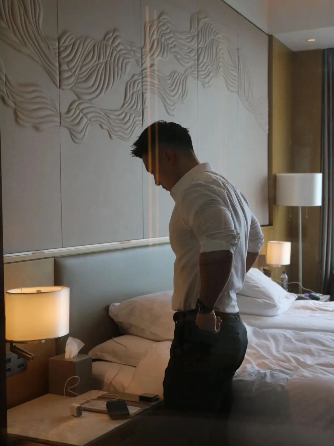 “厦门先生”推特上最近蹿红很快！穿正装性张力十足！