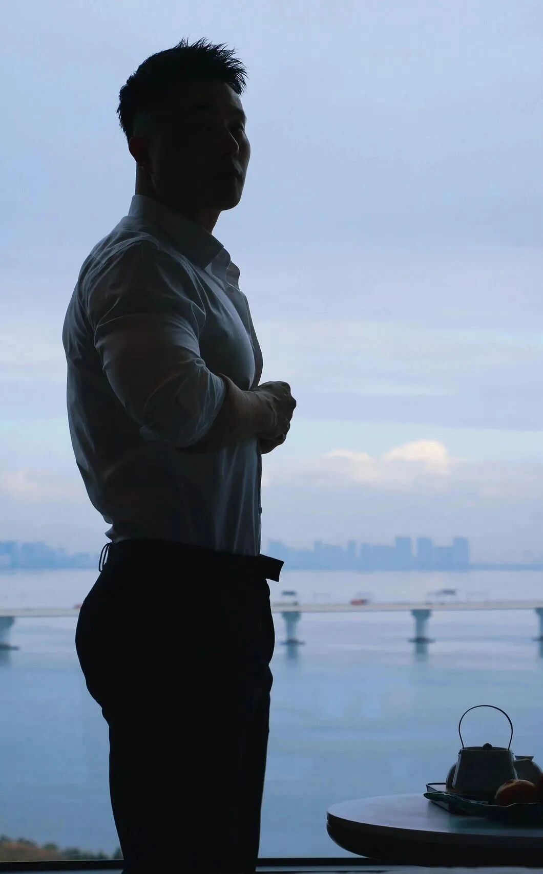 “厦门先生”推特上最近蹿红很快！穿正装性张力十足！