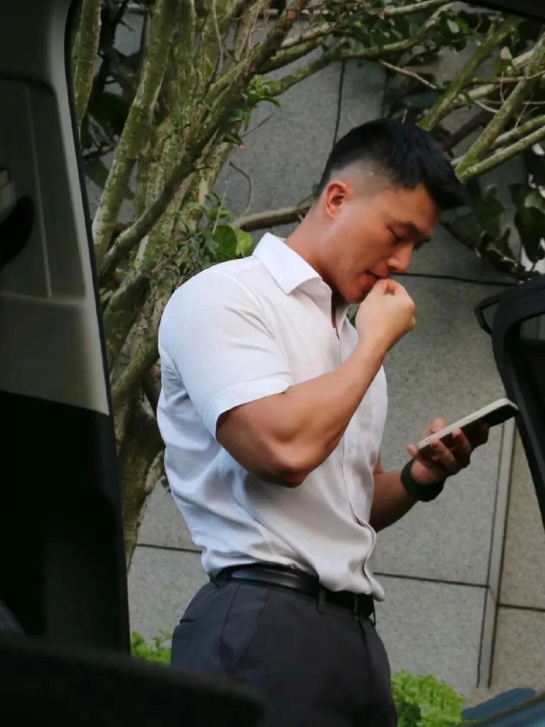 “厦门先生”推特上最近蹿红很快！穿正装性张力十足！