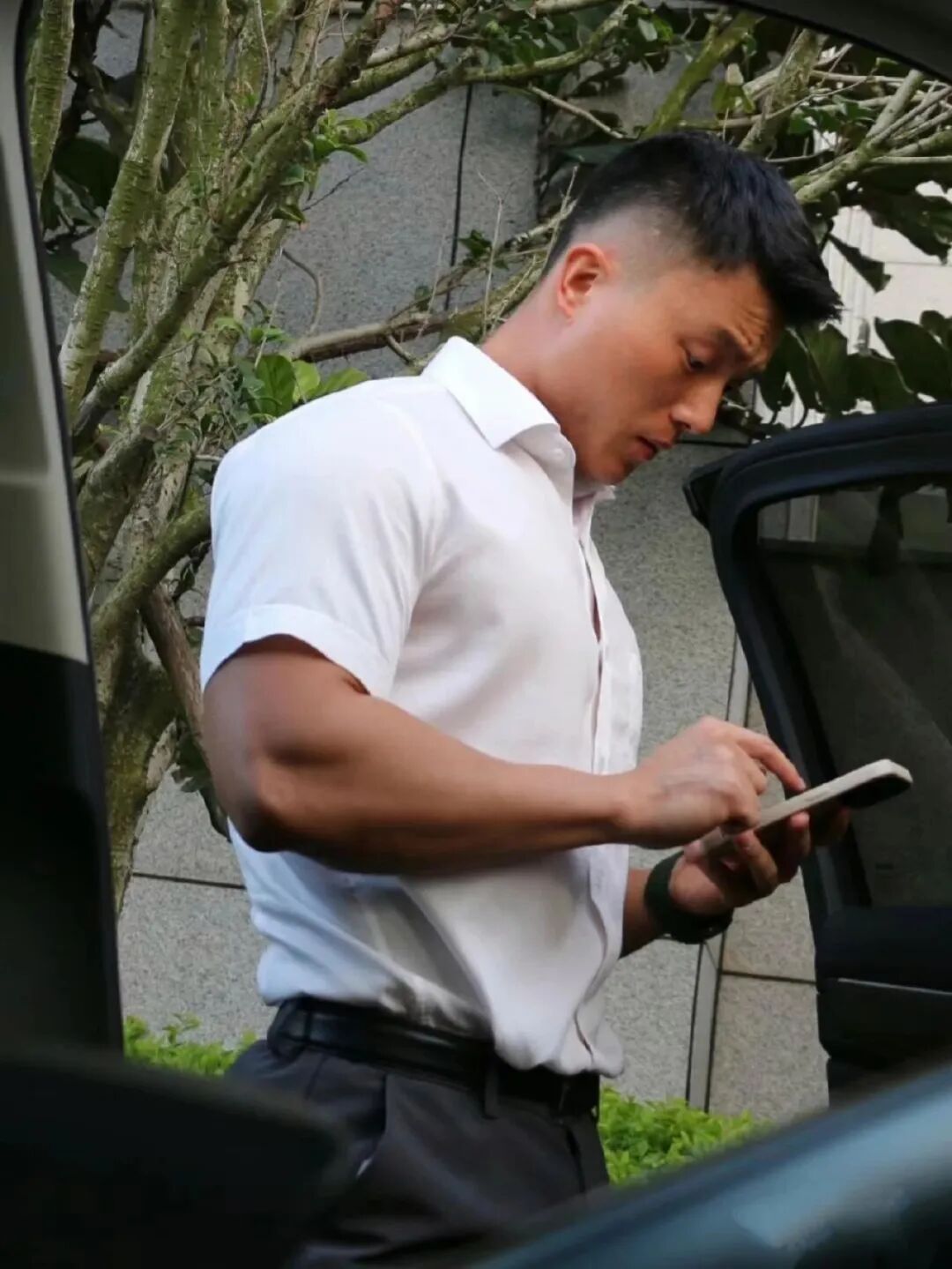 “厦门先生”推特上最近蹿红很快！穿正装性张力十足！