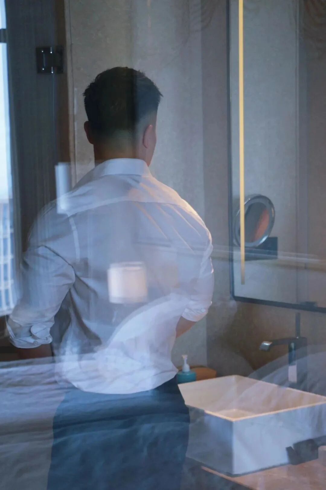 “厦门先生”推特上最近蹿红很快！穿正装性张力十足！