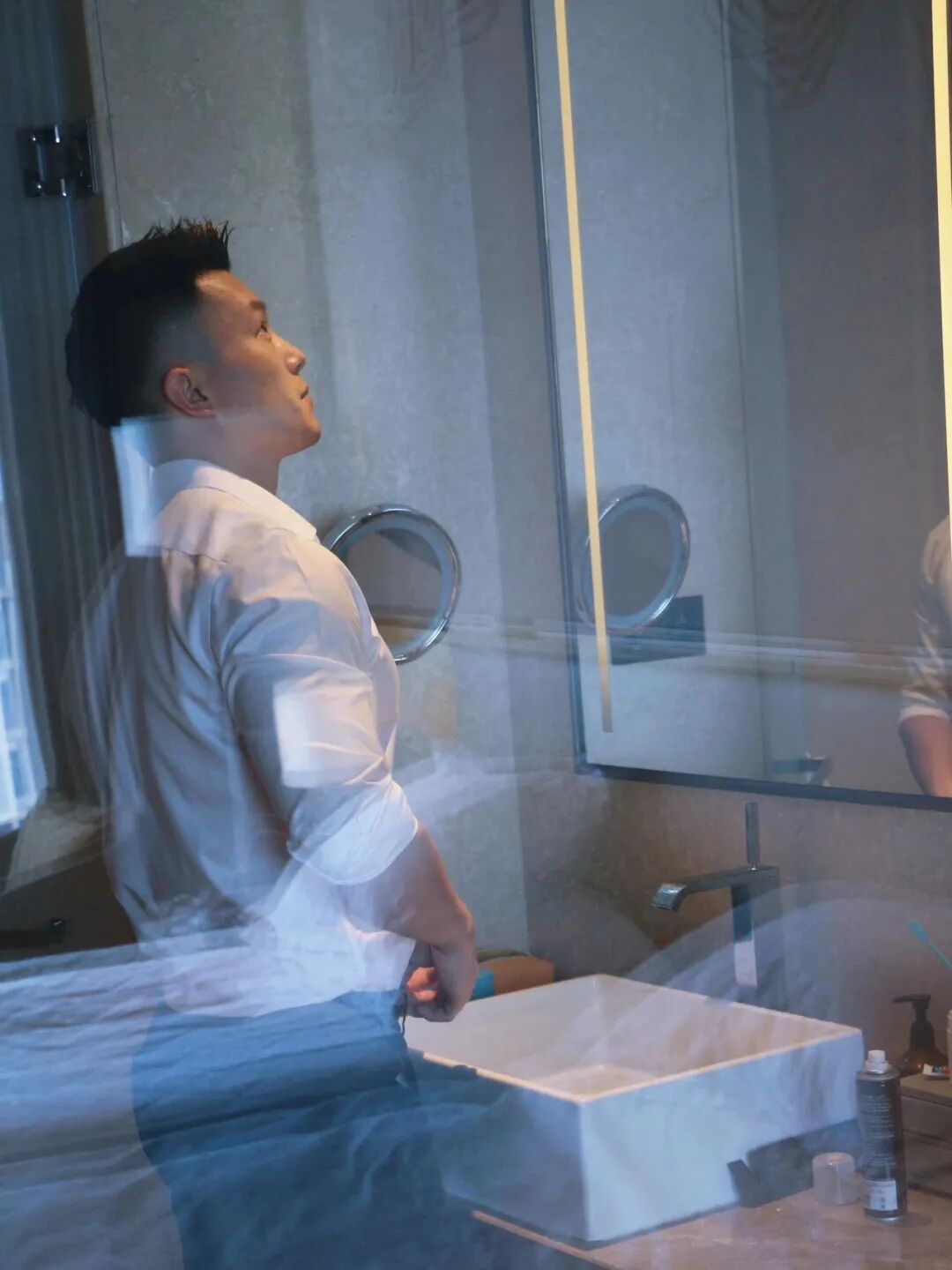 “厦门先生”推特上最近蹿红很快！穿正装性张力十足！