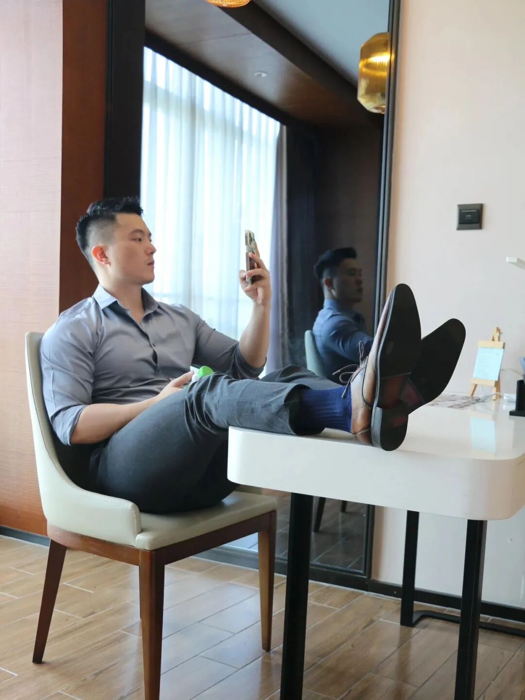 “厦门先生”推特上最近蹿红很快！穿正装性张力十足！