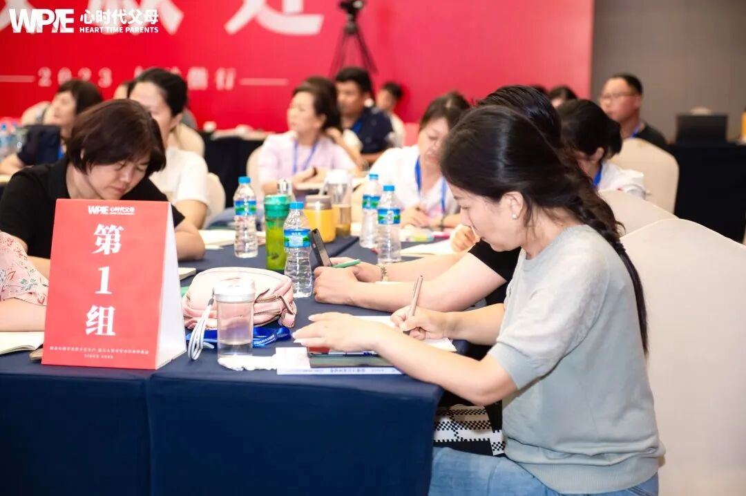 “爸，你不识字，看什么？”“看你写作业，我就高兴”——“文盲父亲”的一句话，打脸了多少“高知父母”