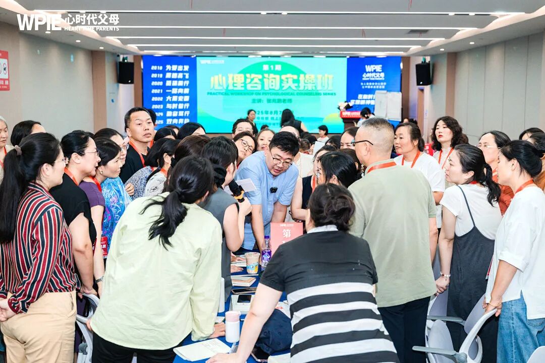 24岁了，听到妈妈声音就应激？——张兆鹏老师：“你再帮下去，只会把他毁得更深！”