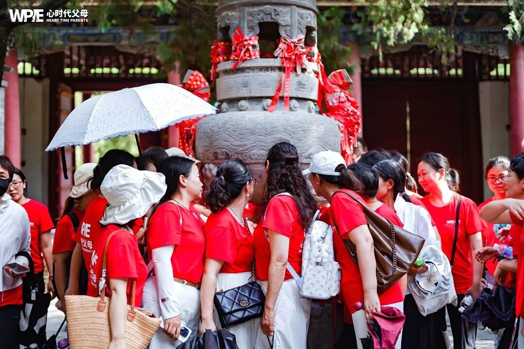 “给你，还温着呢！”——那把他藏在怀里的瓜子，胜过万千句“我爱你”