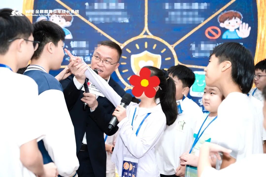 【青少年五大关系课】“爸爸只会打骂吼，妈妈给不了拥抱”——那个长发遮面的辍学女孩背后的家庭真相