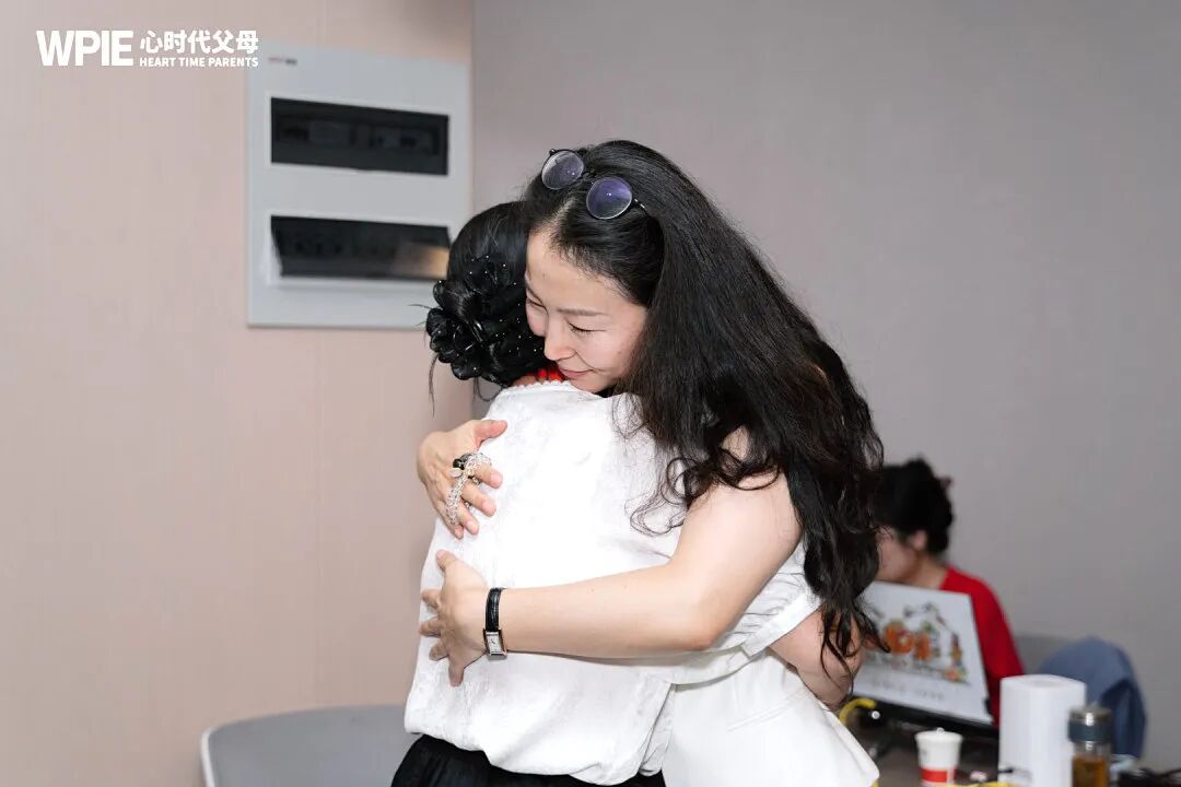 7岁那年被母亲说“就当没生过”，如今为人父的他，不敢把儿子推出门