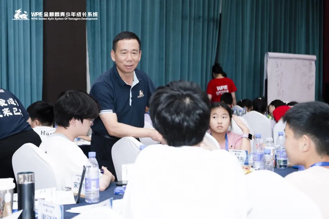 【青少年五大关系课】“爸爸只会打骂吼，妈妈给不了拥抱”——那个长发遮面的辍学女孩背后的家庭真相