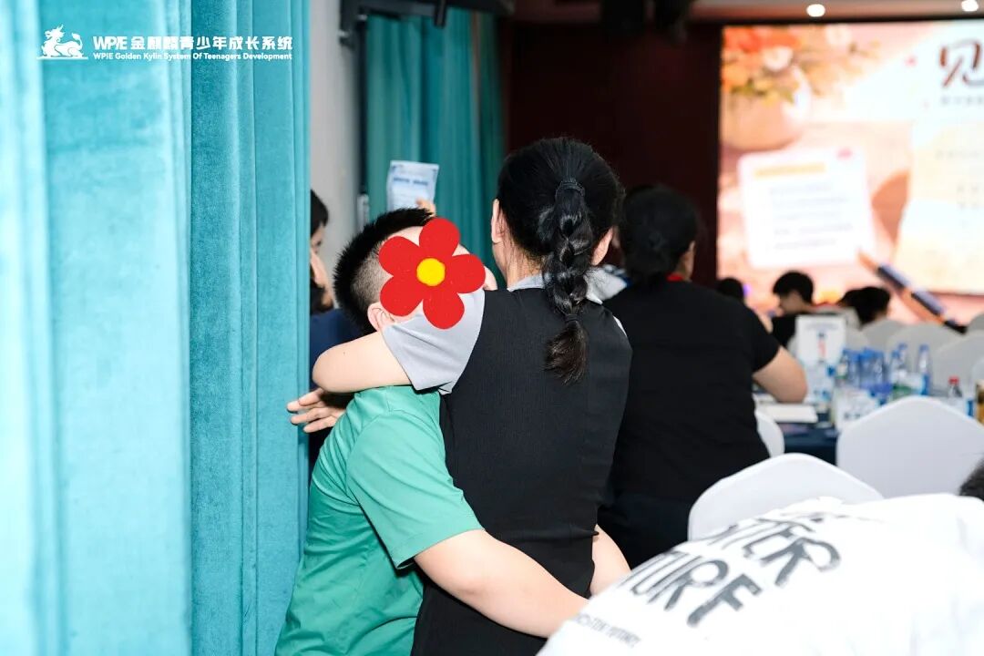 【青少年五大关系课】“爸爸只会打骂吼，妈妈给不了拥抱”——那个长发遮面的辍学女孩背后的家庭真相