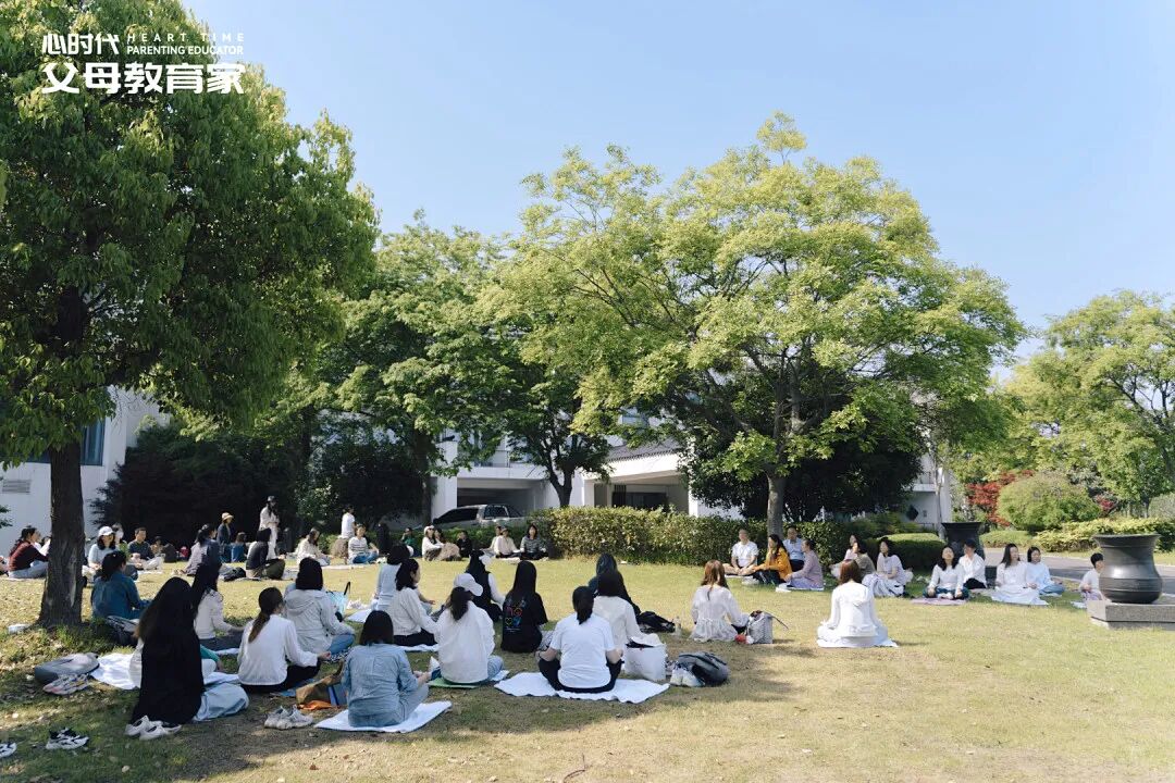 “我不配被介绍，更不配被爱”——一位被“否定创伤”困住的母亲，该如何自救？