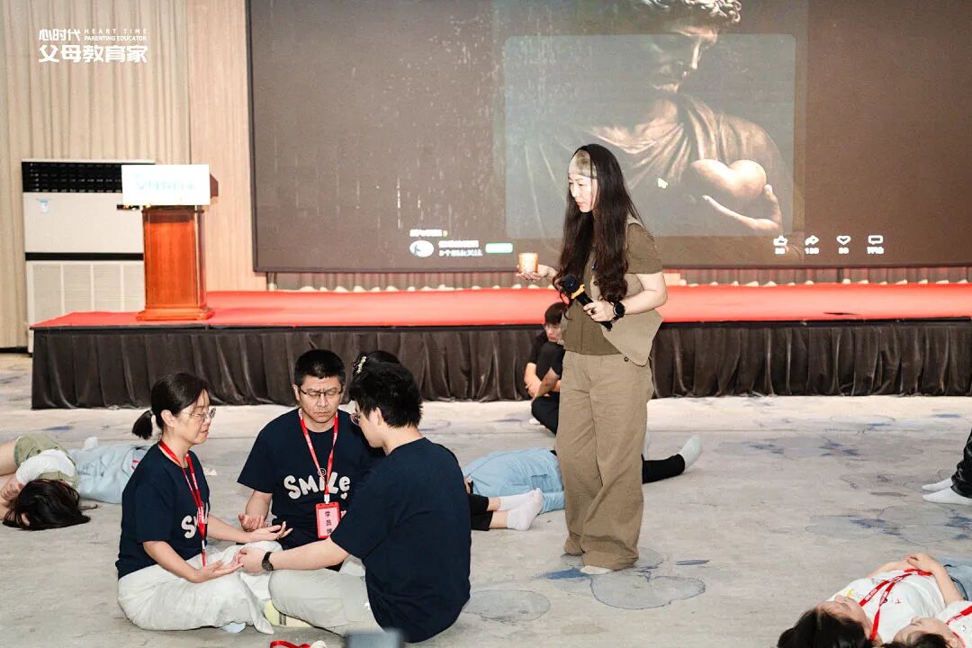 舍得给孩子换苹果手机，却舍不得给老师买一束花？——父母的“双标”，正在养出匮乏型孩子