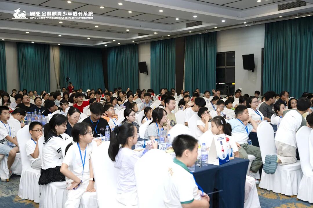 【青少年五大关系课】“爸爸只会打骂吼，妈妈给不了拥抱”——那个长发遮面的辍学女孩背后的家庭真相