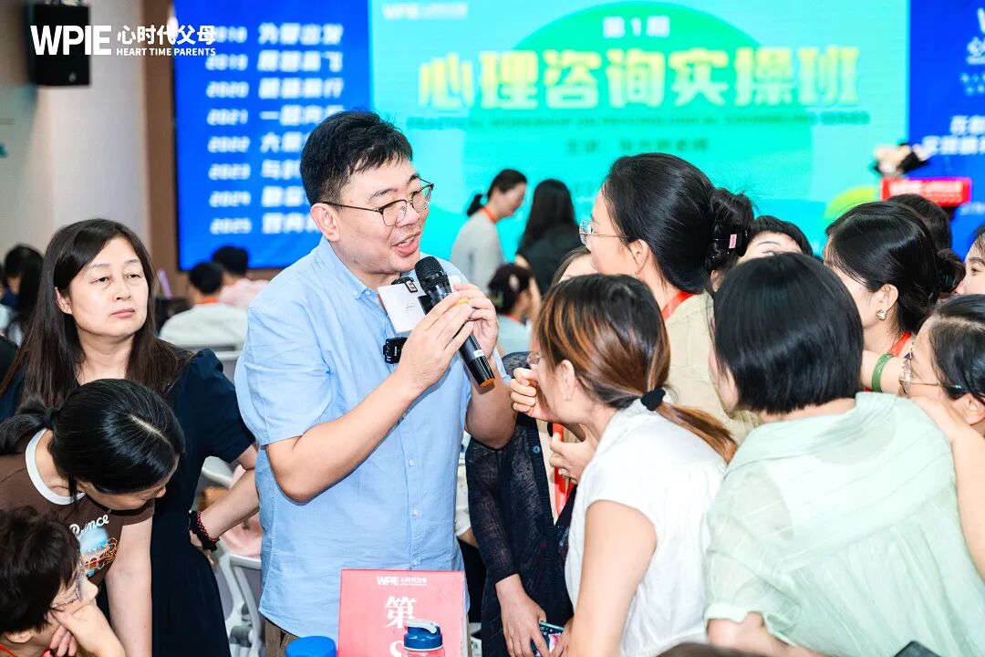 24岁了，听到妈妈声音就应激？——张兆鹏老师：“你再帮下去，只会把他毁得更深！”