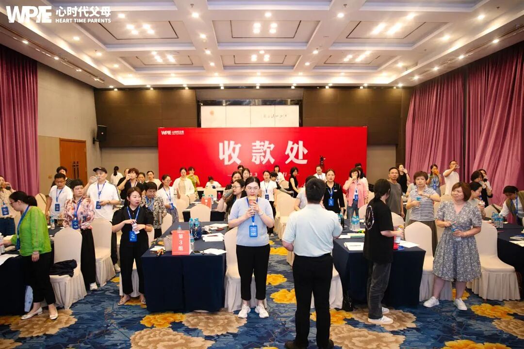 “爸，你不识字，看什么？”“看你写作业，我就高兴”——“文盲父亲”的一句话，打脸了多少“高知父母”