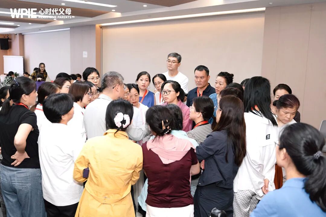 7岁那年被母亲说“就当没生过”，如今为人父的他，不敢把儿子推出门