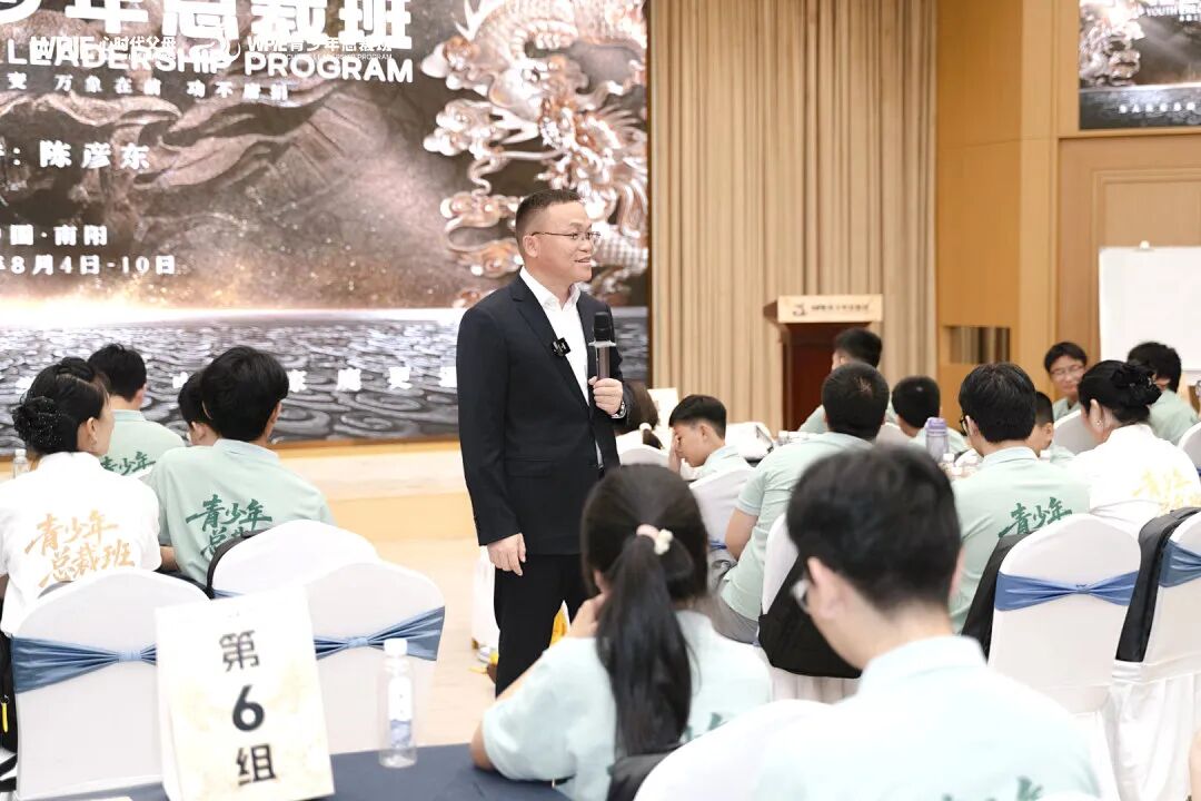 她被父母逼到初中没毕业就打工，挣的钱还被夺走给哥哥结婚买房……
