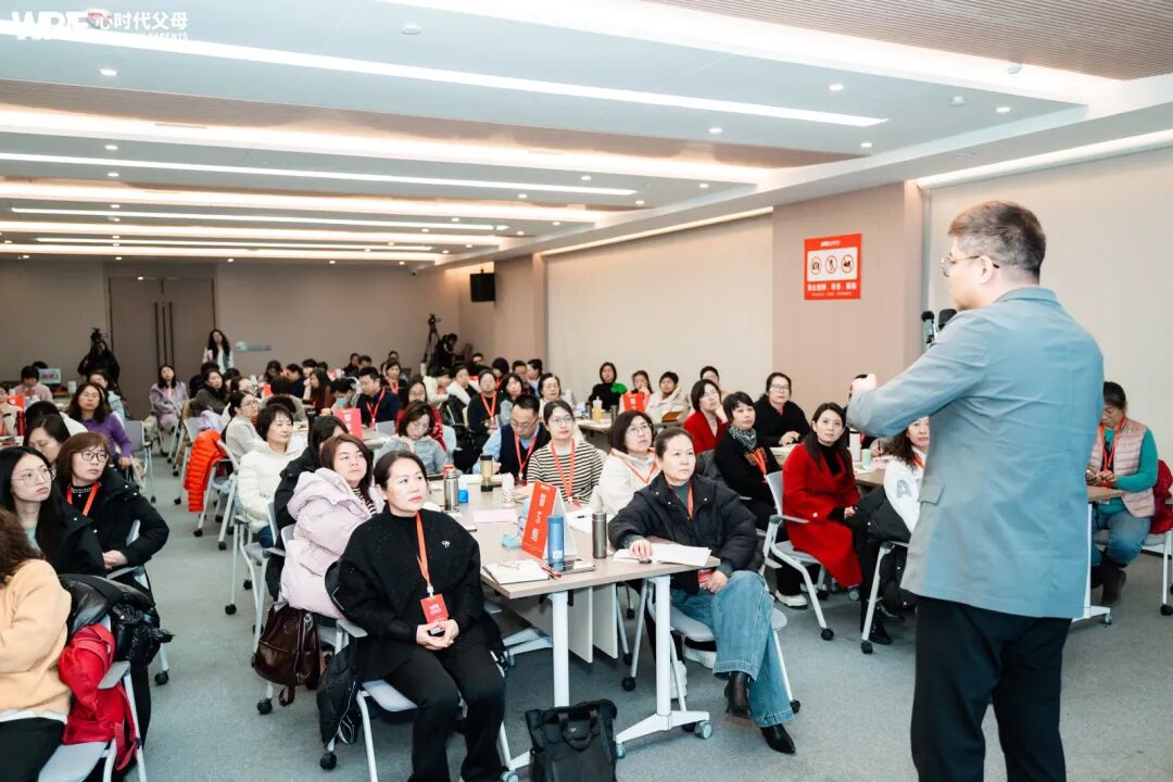 “王克老师同意你玩手机我就给”——王克老师：“别拉我当‘坏人’，你在玩‘法官游戏’”