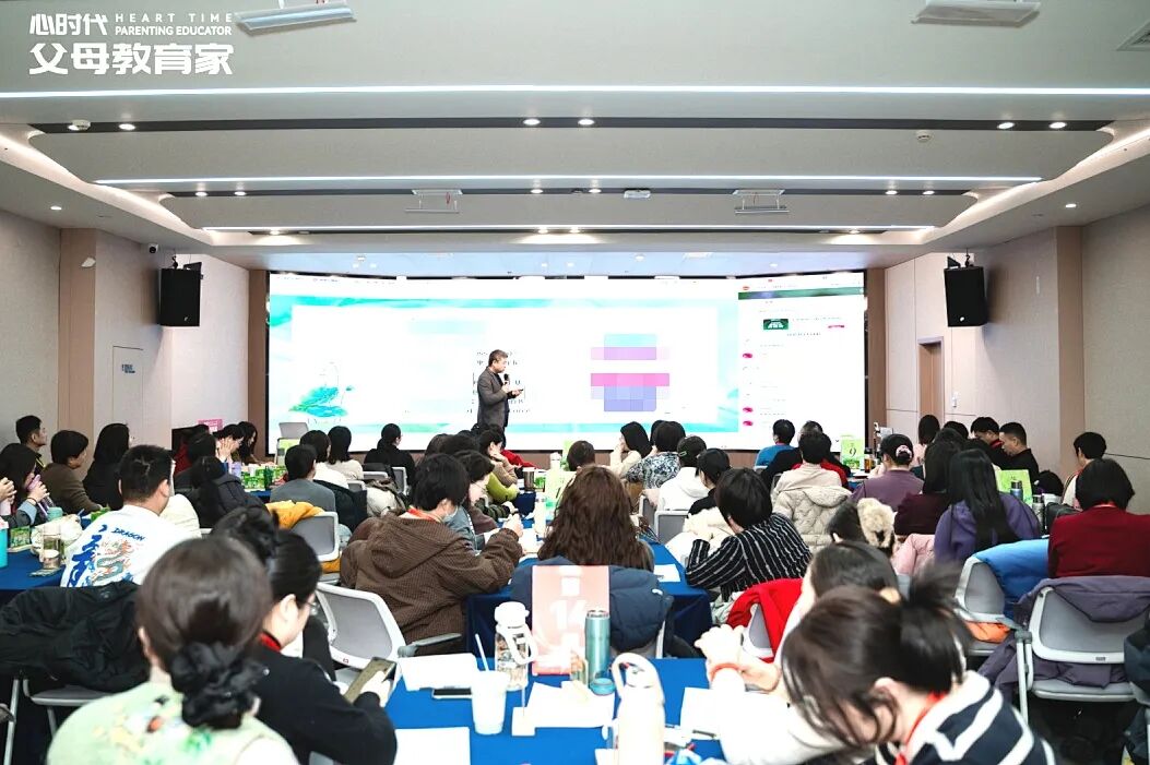 7岁那年被母亲说“就当没生过”，如今为人父的他，不敢把儿子推出门