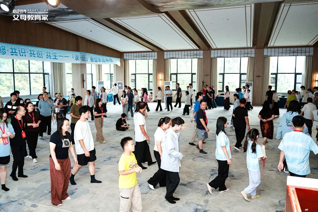 舍得给孩子换苹果手机，却舍不得给老师买一束花？——父母的“双标”，正在养出匮乏型孩子