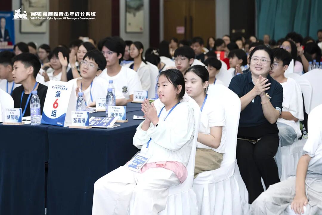 【青少年五大关系课】“爸爸只会打骂吼，妈妈给不了拥抱”——那个长发遮面的辍学女孩背后的家庭真相