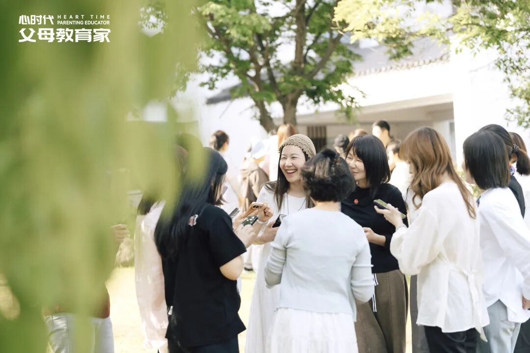 “我不配被介绍，更不配被爱”——一位被“否定创伤”困住的母亲，该如何自救？