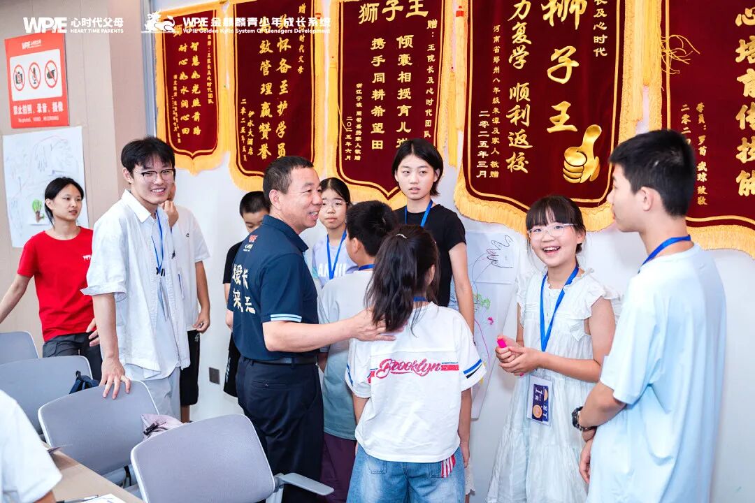 那个从12楼跳下的10岁男孩和在直播间里哭着求家长学习的王纪琼院长：一个在坠落，一个在拼命接！