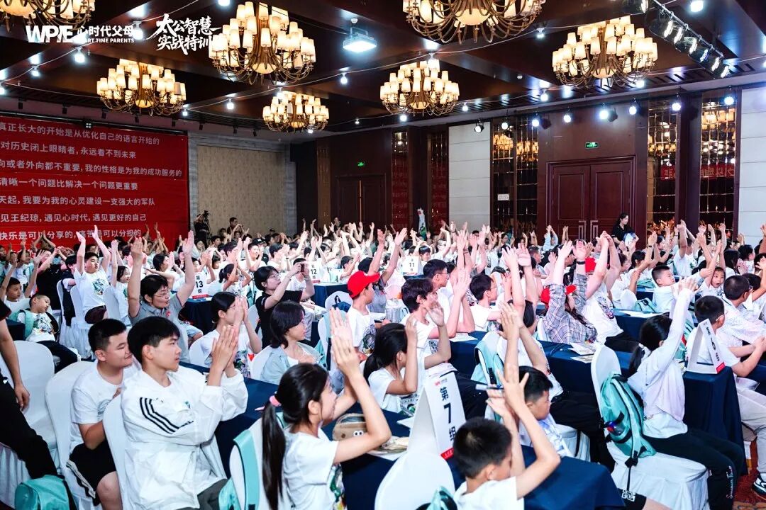 【咱们的故事】孩子休学六年，看心理医生差点被电击 —— 一个濒临崩溃的妈妈，如何成为全家的光？