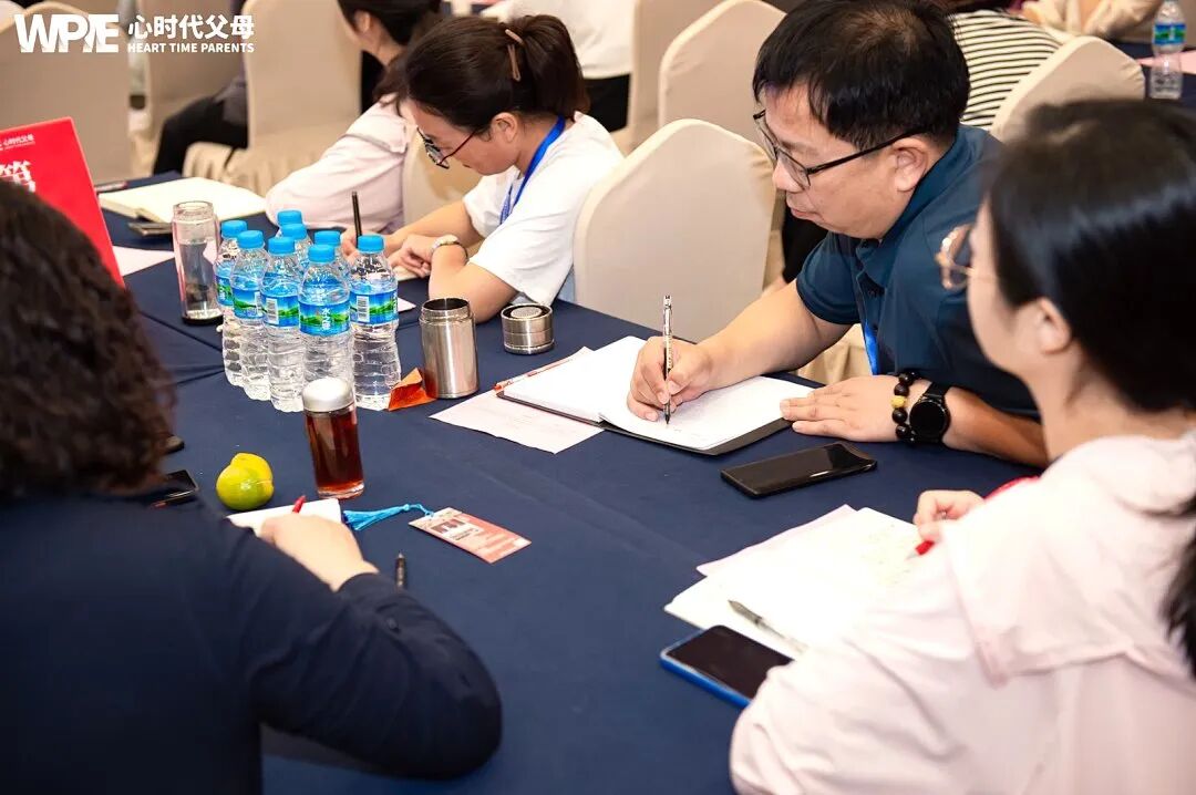 “爸，你不识字，看什么？”“看你写作业，我就高兴”——“文盲父亲”的一句话，打脸了多少“高知父母”