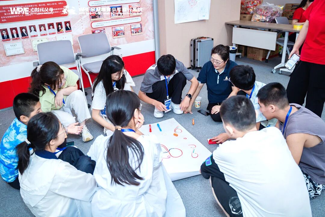 那个从12楼跳下的10岁男孩和在直播间里哭着求家长学习的王纪琼院长：一个在坠落，一个在拼命接！