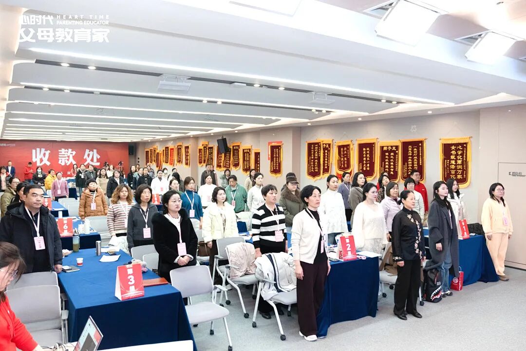 别再说“你是哥哥要让着妹妹”了！这样“端水”只会毁了俩娃，高情商父母都在“注水”！