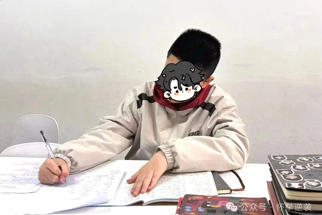 【狮子王】 他曾视老师为“敌人”，却在21天后主动走进校门