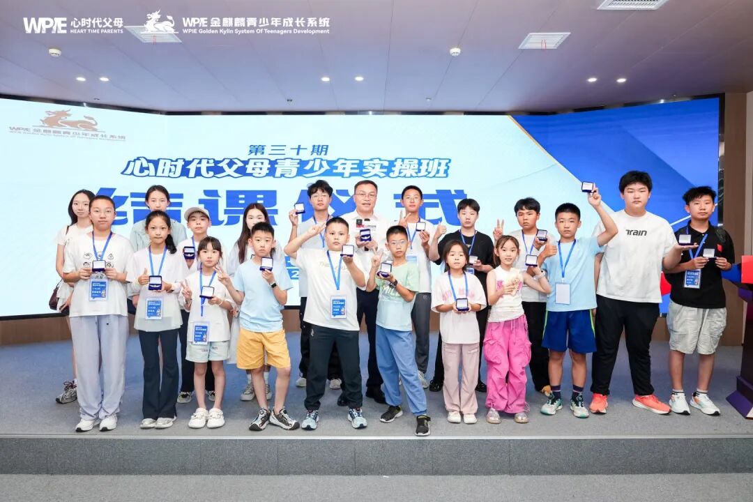 那个从12楼跳下的10岁男孩和在直播间里哭着求家长学习的王纪琼院长：一个在坠落，一个在拼命接！