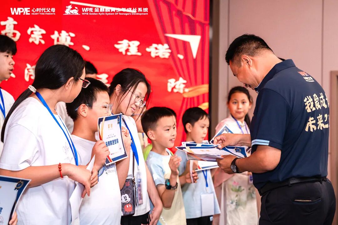 那个从12楼跳下的10岁男孩和在直播间里哭着求家长学习的王纪琼院长：一个在坠落，一个在拼命接！