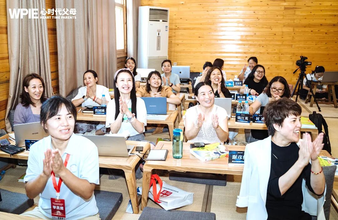 【青少年心理学专业课】停在半空的手，落在心里的爱——海勇老师的那只“手”，教会我的不只是心理学！