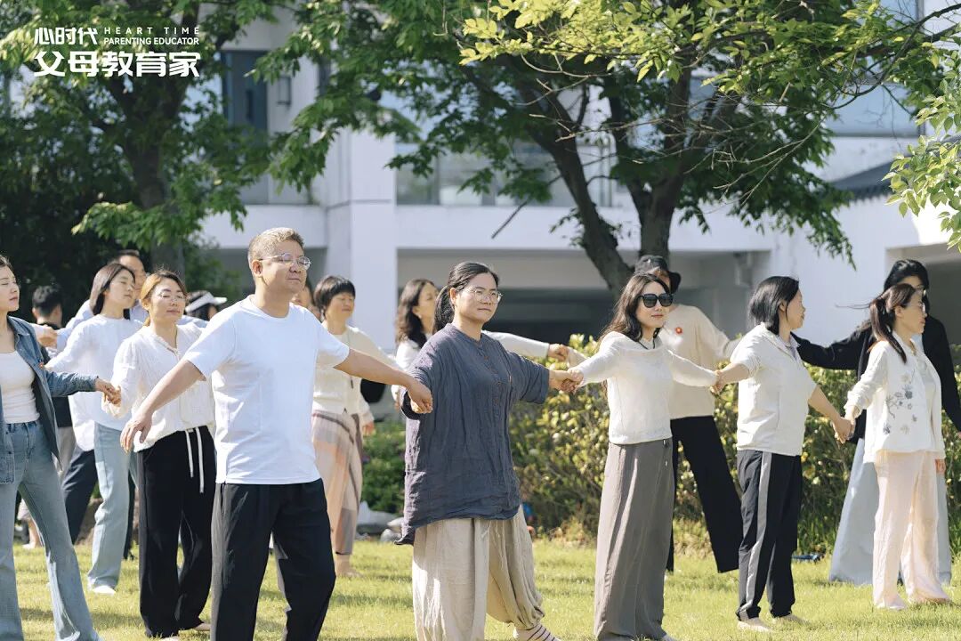 “我不配被介绍，更不配被爱”——一位被“否定创伤”困住的母亲，该如何自救？