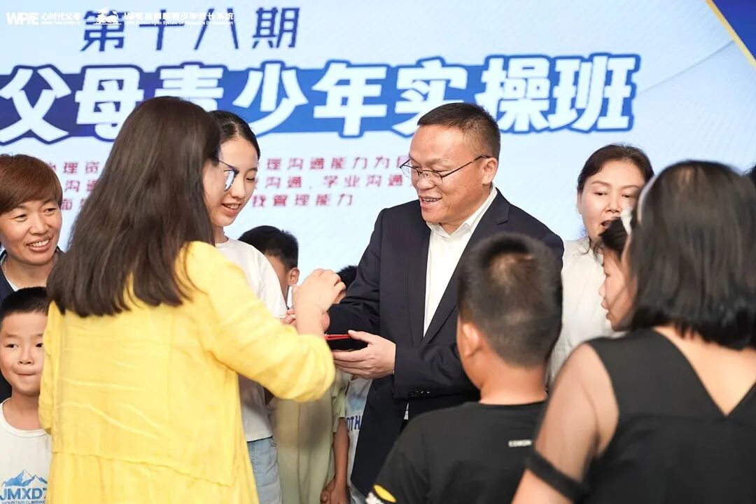 【青少年五大关系课】同为老师，孩子被办公室的同事骂哭，我到底要不要给孩子撑腰？