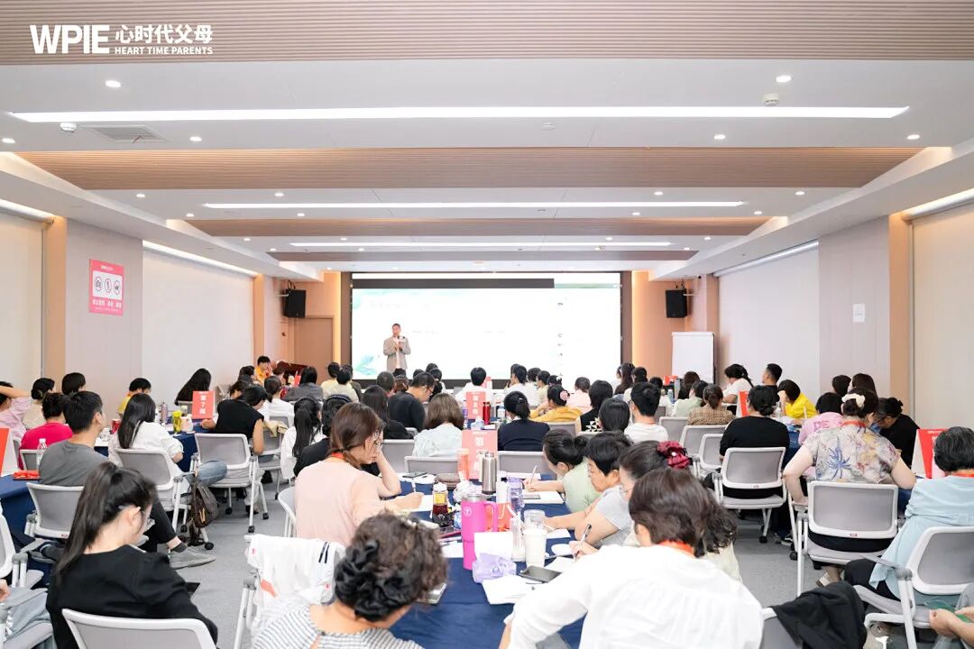 “我以前打过她，现在不敢管她”——父母越退让，孩子越失控？王克老师：“必须守住这条底线！”