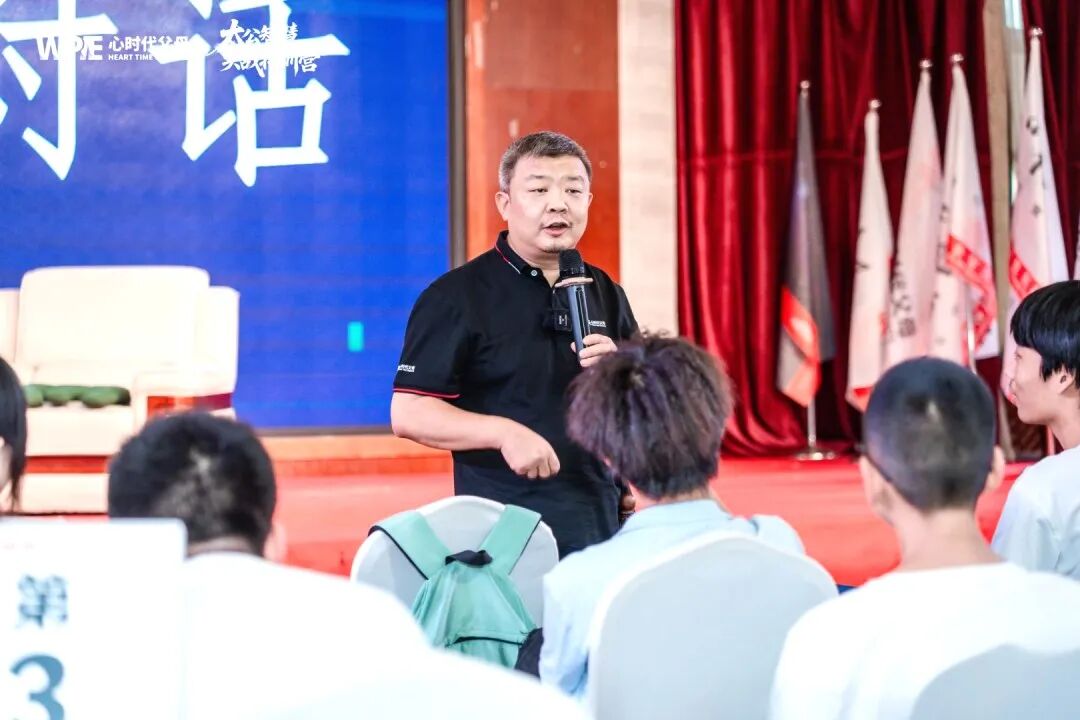 别让孩子咽下眼泪，又怪他太“胆小”！