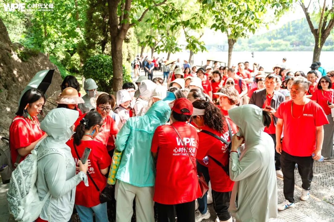 【纪琼谈家读书慧】孩子返校带手机，爸爸在班群当场揭发——一部手机，如何毁掉一个高一孩子的尊严？