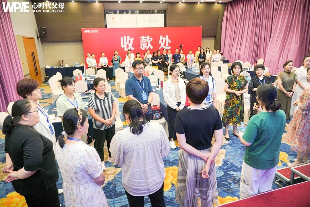 “爸，你不识字，看什么？”“看你写作业，我就高兴”——“文盲父亲”的一句话，打脸了多少“高知父母”