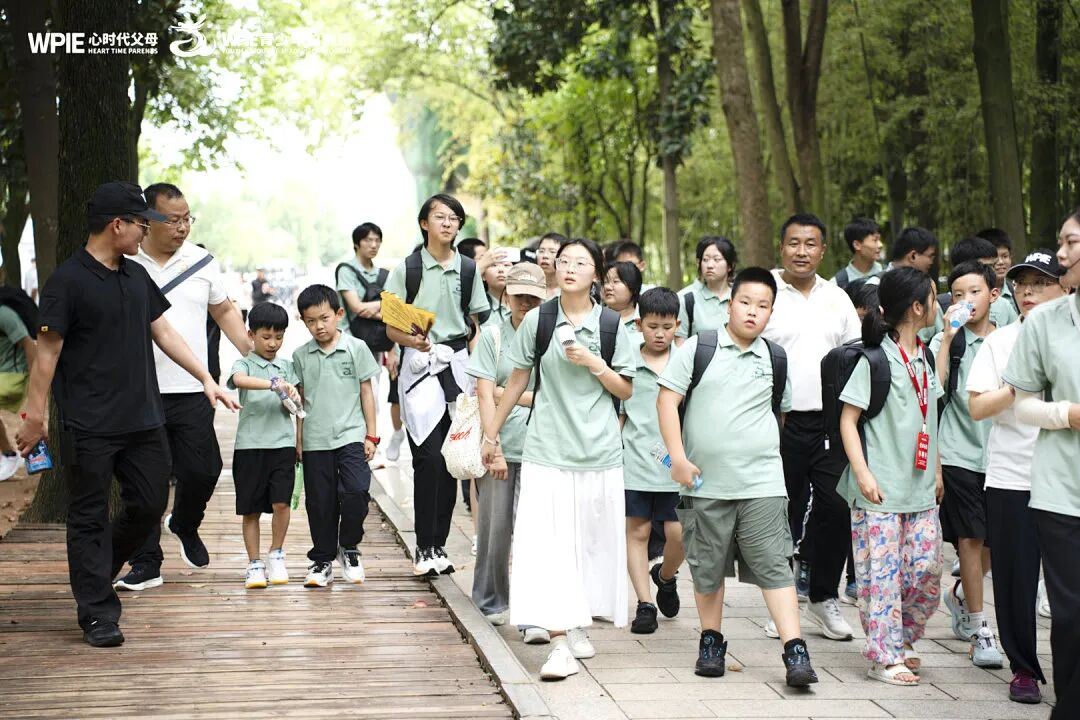 【青少年总裁班】从潍坊到南阳，千里送锦旗：这位母亲用行动告诉你，为什么一定要让孩子参加《青少年总裁班》！