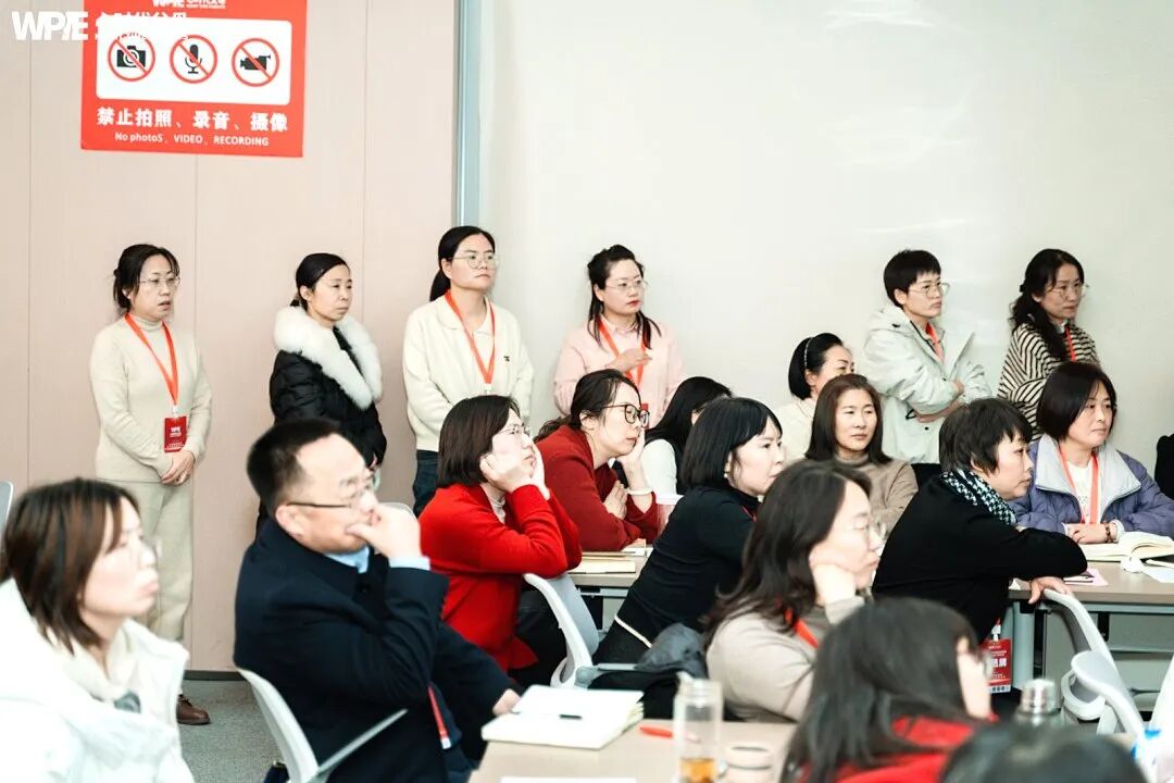 “王克老师同意你玩手机我就给”——王克老师：“别拉我当‘坏人’，你在玩‘法官游戏’”