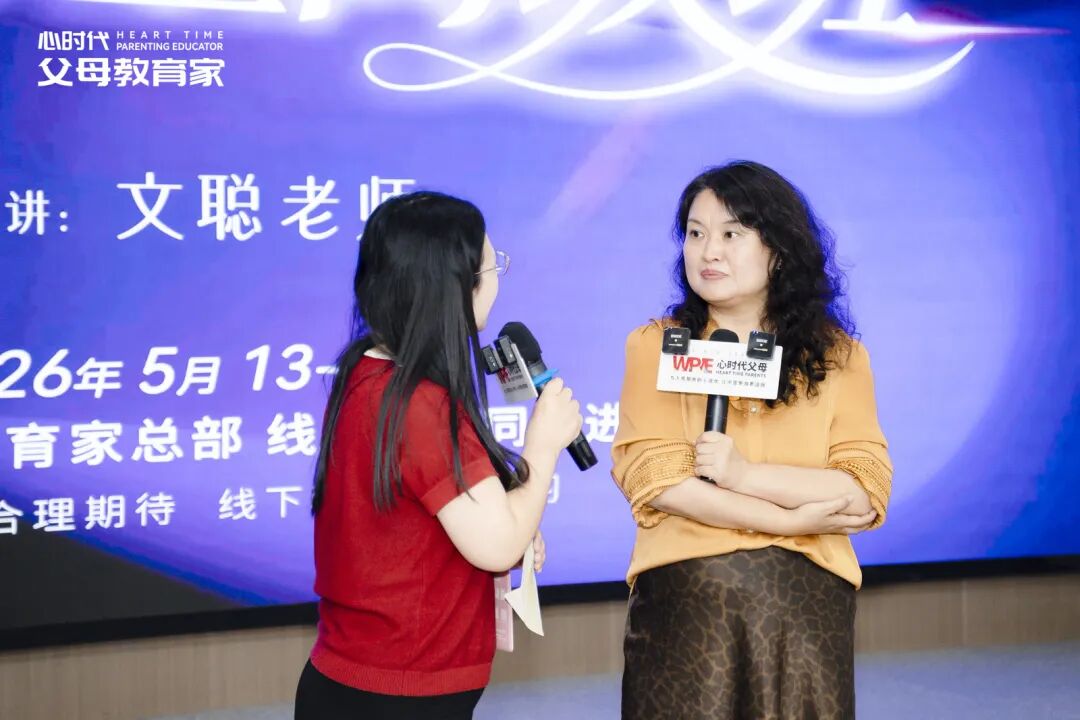 “文聪老师，客厅的门是爸爸用刀砍的，卧室的门是妈妈用脚踹的 ，我们家没有一扇门是好的......”