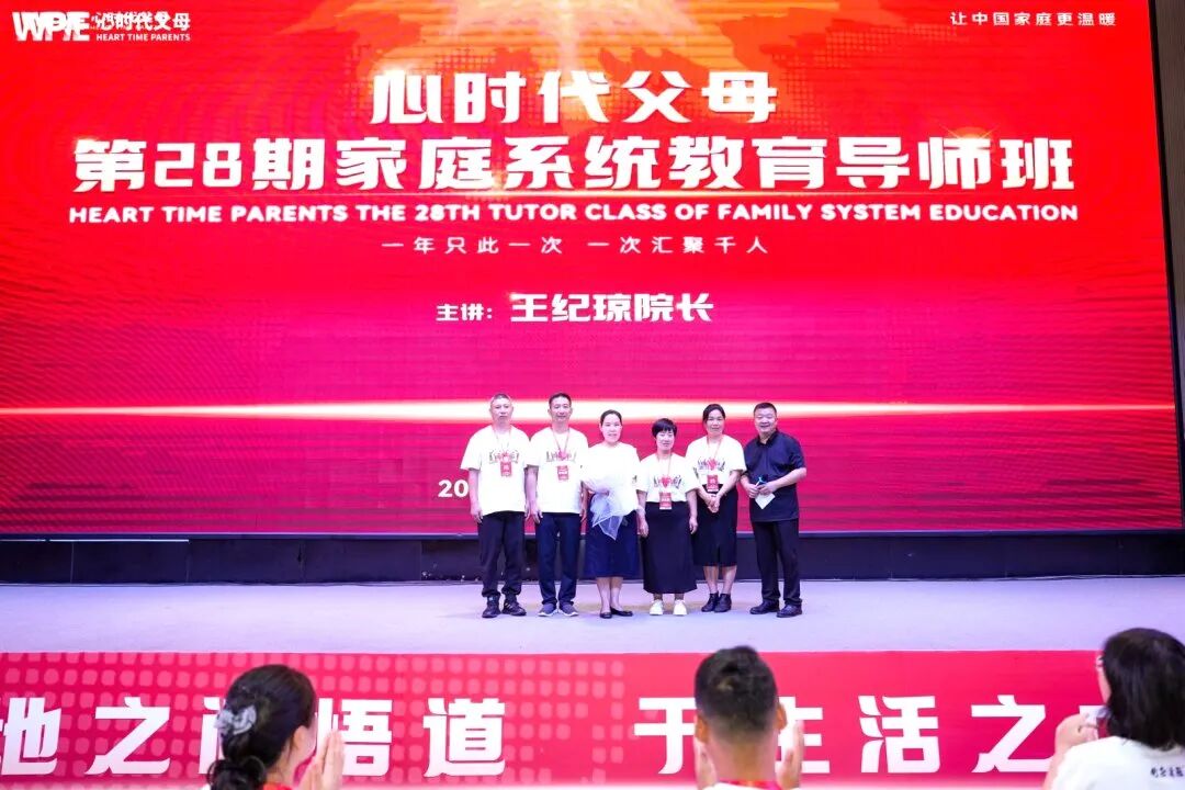 “给你，还温着呢！”——那把他藏在怀里的瓜子，胜过万千句“我爱你”